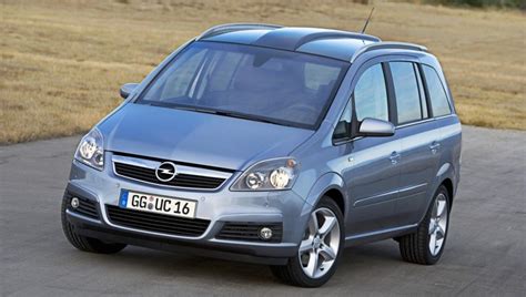 Opel Zafira 2005 in fase di manutenzione