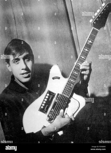 Adriano Celentano con una chitarra Eko