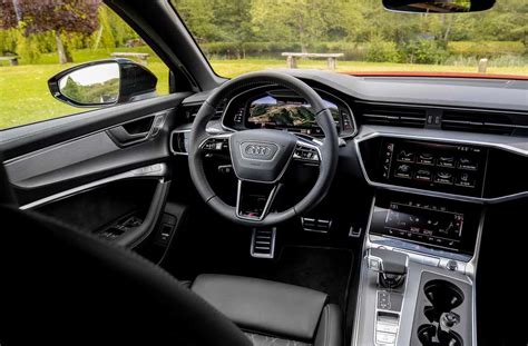 Interni dell'Audi S6 Avant con Audi Virtual Cockpit e MMI touch response