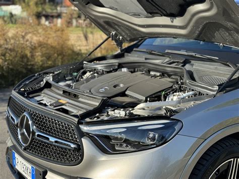 dettaglio punto di emergenza ricarica vano motore Mercedes
