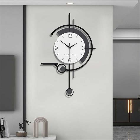 Orologio da parete con design automobilistico in un ambiente moderno