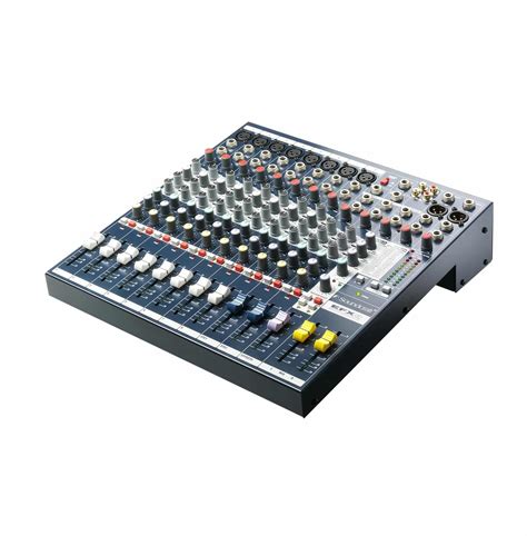 Persone che utilizzano un mixer a 8 canali per una performance dal vivo