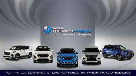 Flotta di SUV e Crossover in esposizione presso un concessionario