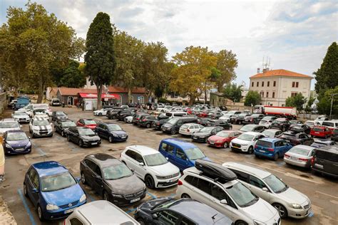 Parcheggio pieno di piccole auto compatte e utilitarie