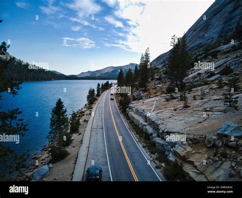 Vista aerea di una strada panoramica con diverse tipologie di auto