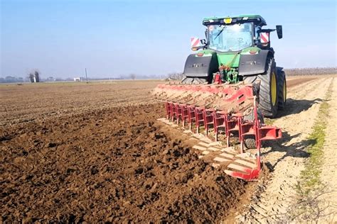 motozappa Benassi in azione durante la lavorazione del terreno agricolo