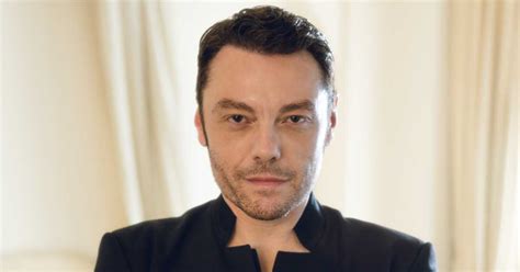 Tiziano Ferro durante un'esibizione live