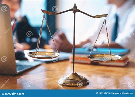 Bilancia della giustizia con documenti legali e martelletto