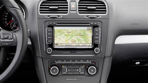 Volkswagen Golf 6 dashboard con autoradio moderna