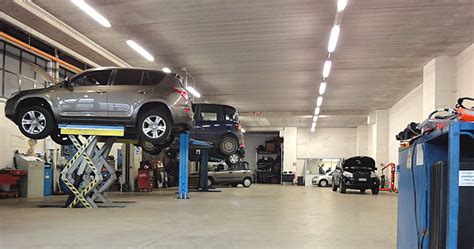 Officina meccanica con diverse auto in riparazione