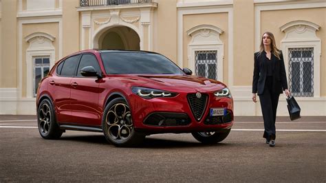 Alfa Romeo Stelvio parcheggiato in un contesto urbano moderno