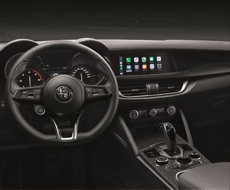 Dettaglio dell'abitacolo e del cruscotto digitale di Alfa Romeo Stelvio