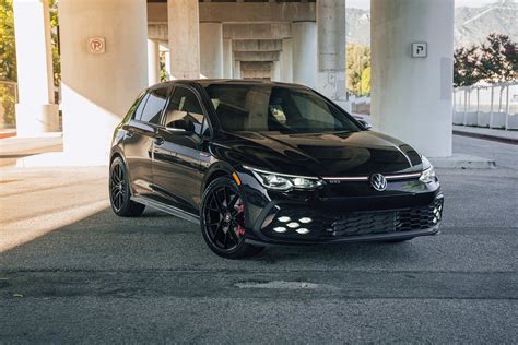 Volkswagen Golf GTI in curva