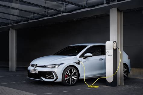 Volkswagen Golf GTE frontale con cavo di ricarica