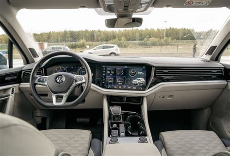 Interni lussuosi Volkswagen Touareg terza generazione