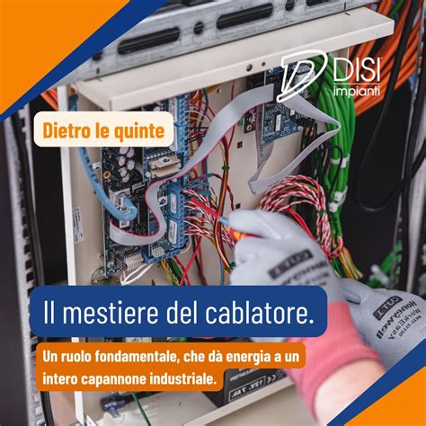 Tecnico specializzato che installa un componente automobilistico