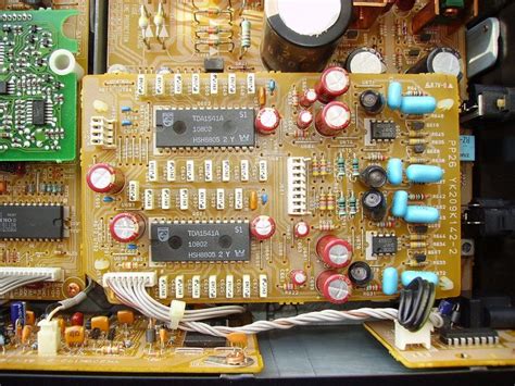 Interno semplificato di un DAC con chip di conversione