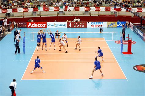 Campo da pallavolo con giocatori in azione