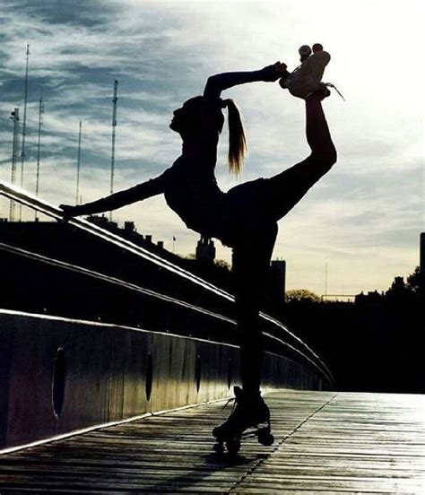 Pattinatrice artistica su rotelle durante una coreografia