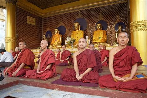 Monaci buddhisti in preghiera in un monastero