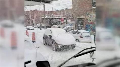 auto coperta di neve in ambiente urbano