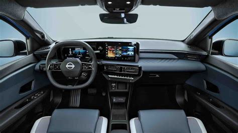Interno di un'auto Nissan con il display infotainment che mostra l'integrazione con Google Assistant
