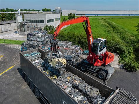 Veicoli in fase di demolizione e riciclo