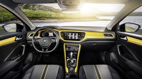 Interni della Volkswagen T-Roc con strumentazione digitale e touchscreen centrale