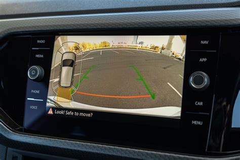 Display della Volkswagen T-Roc con indicazioni di sicurezza