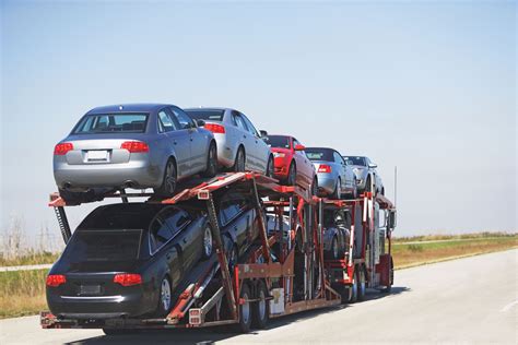Bisarca che trasporta più auto in sicurezza