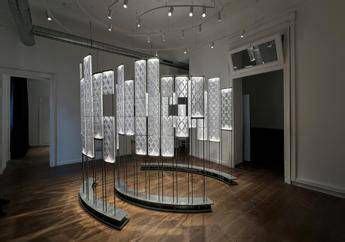 Installazione artistica che reinterpreta materiali d'archivio