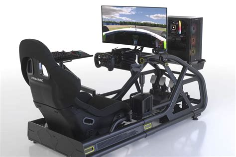 Volante e cockpit di una vettura GT3 da simulazione Fanatec