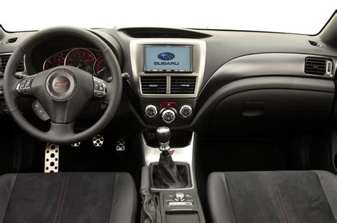 Interni della Subaru Impreza con i display multifunzione