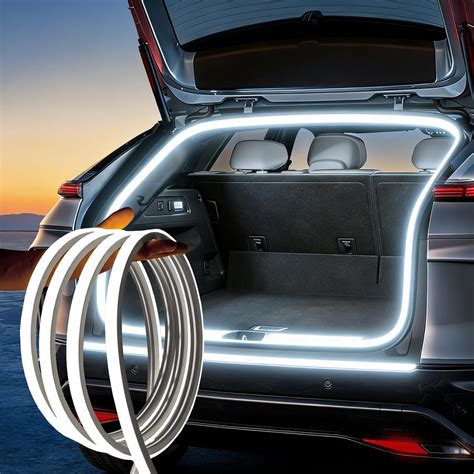 Bagagliaio auto con illuminazione a LED e dettagli