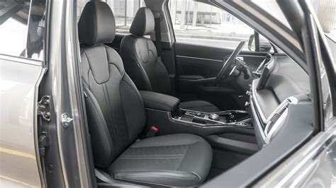 Dettaglio dei sedili in pelle ventilati del Kia Sorento Evolution