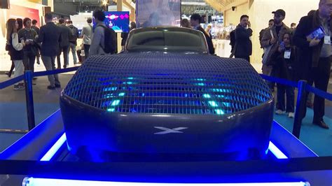 Automobile futuristica con interfacce digitali