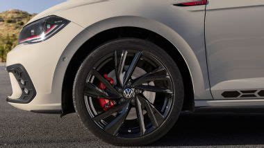 Volkswagen Polo 6R WRC con cerchi da 17 pollici