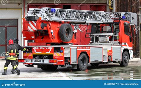 Camion dei pompieri Volvo in azione