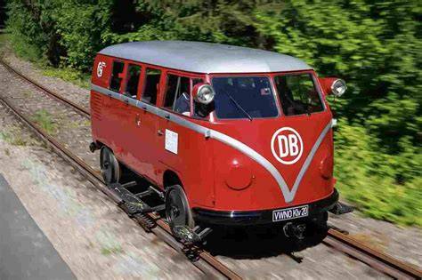 Volkswagen Bus storico su binari ferroviari