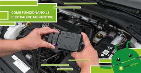 Meccanico che installa una centralina aggiuntiva in un'auto