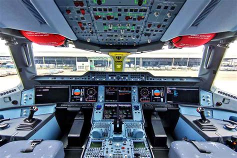 Cabina di pilotaggio moderna con schermi multifunzione