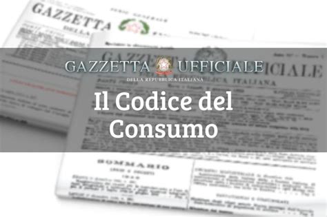 Uomo che legge il Codice del Consumo
