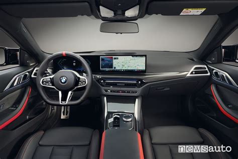 abitacolo BMW Serie 5 con focus sul display curvo