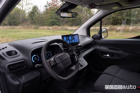 Dettaglio plancia Fiat Doblò Cargo con vani portaoggetti