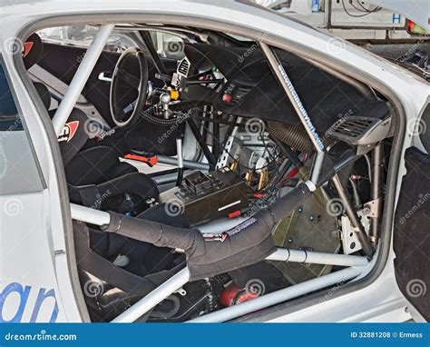 Immagine di una vettura da rally con roll-bar visibile dall'interno