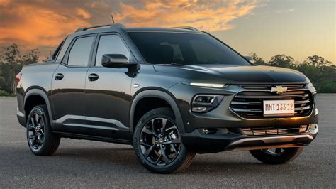 Un pick-up americano equipaggiato con un robusto bull bar frontale
