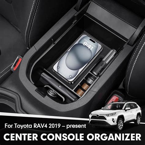 Interno Toyota RAV4 con console e sistema di chiusura
