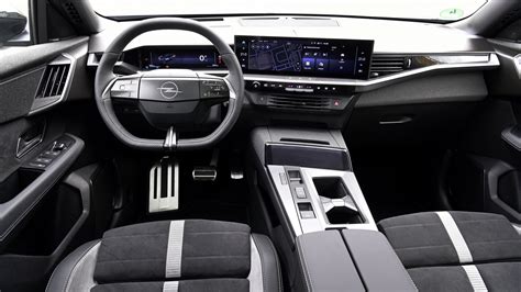 Interni Opel Grandland con schermo orizzontale e sedili AGR