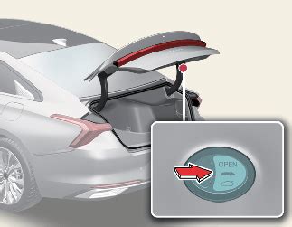 Internal view of Grande Punto trunk with emergency lever highlighted