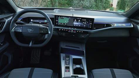 Interni Opel Grandland con cruscotto digitale e display infotainment